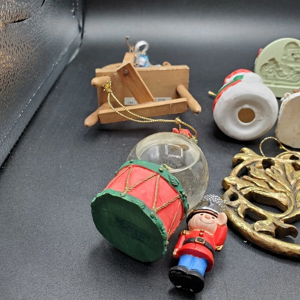 LOT OF 11 VINTAGE CHRISTMAS ORNAMENTS SNOWMAN SANTA Thimble hat SOLDIER globe be